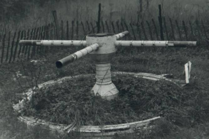 Here's where it gets interesting.. the rest of the Space Station V model was found abandoned in a dump nearly 50 years ago; as you can see from the pics taken, specifically the 3rd pic here, this section of the prop was missing even then  https://www.refocusedmedia.com/post/115334062660/rare-look-at-an-abandoned-space-station-v-prop