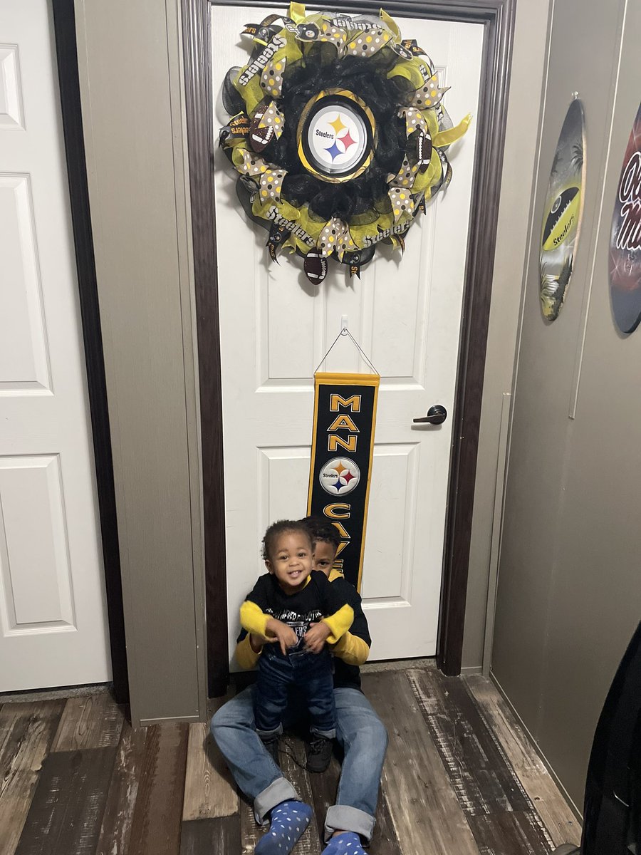 kanafaith's tweet image. They love their pawpaw so much and will miss him big time. We laid my daddy to rest today. There was no other like Robert Buford. We love you dad! We will share our memories of you Until we see you again 💛🖤 #LLRB