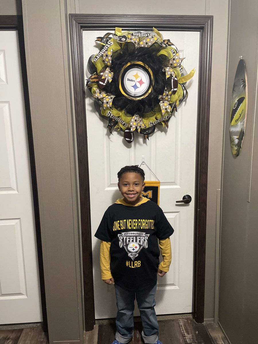 kanafaith's tweet image. They love their pawpaw so much and will miss him big time. We laid my daddy to rest today. There was no other like Robert Buford. We love you dad! We will share our memories of you Until we see you again 💛🖤 #LLRB