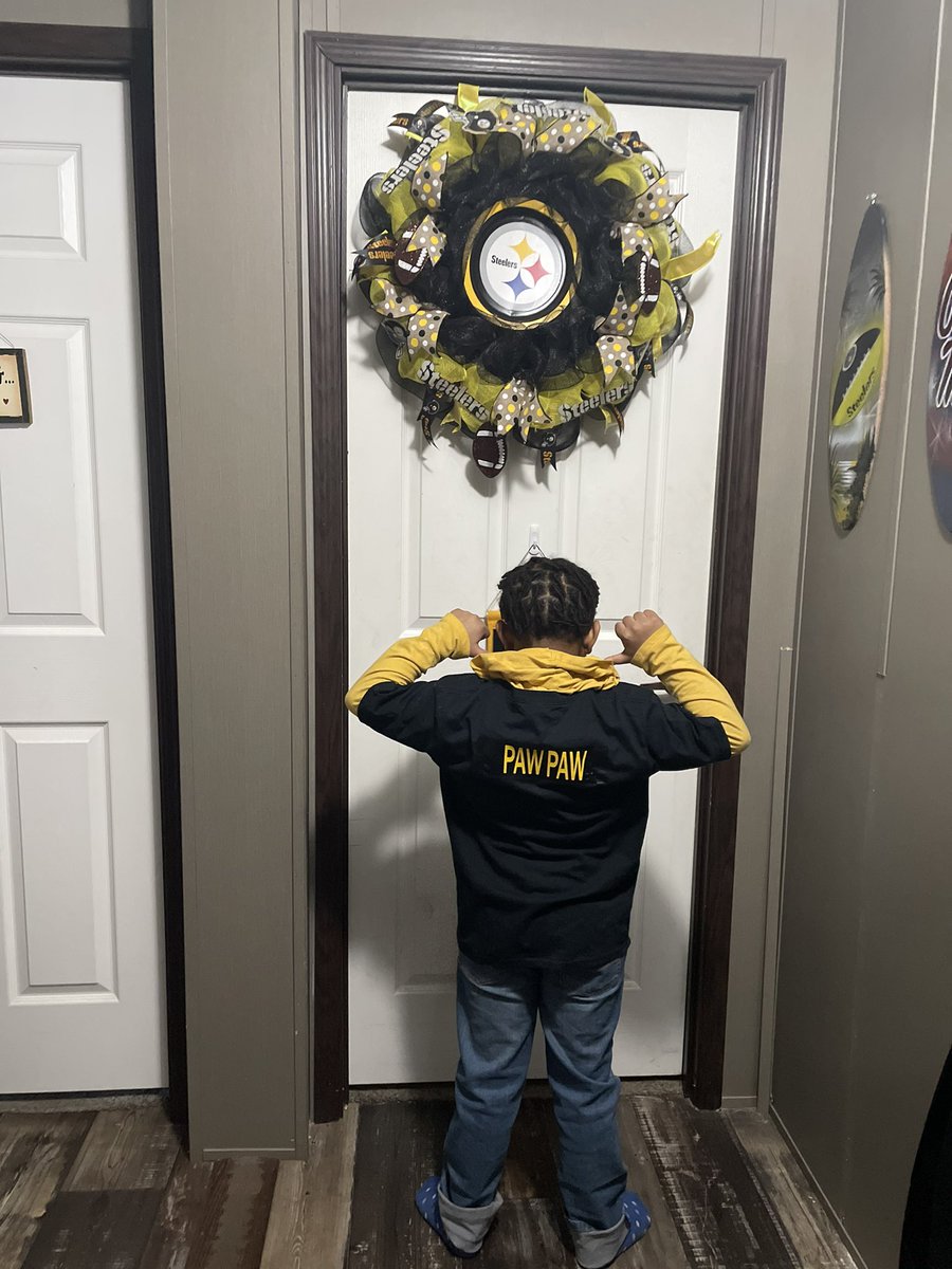 kanafaith's tweet image. They love their pawpaw so much and will miss him big time. We laid my daddy to rest today. There was no other like Robert Buford. We love you dad! We will share our memories of you Until we see you again 💛🖤 #LLRB