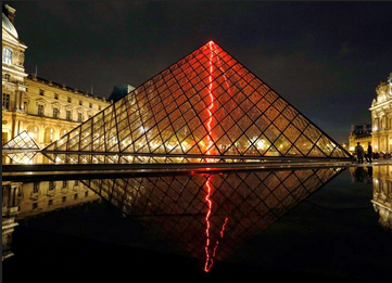 Le projet de Claude Lévêque pour la pyramide, baptisé "Sous le plus grand chapiteau du monde"- La traversée de cette pyramide légendaire de Mitterrand (grand batisseur des secrets FM).. Symbolique derrière. Les initiés comprendront ! https://www.francetvinfo.fr/culture/arts-expos/un-eclair-rouge-de-claude-leveque-traverse-la-pyramide-du-louvre_3283175.html