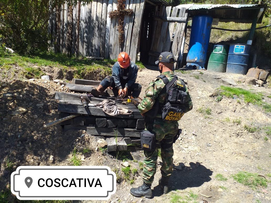 anaJ63293902's tweet photo. A esta Hora nuestro @GaulaMilitar#Boyaca hacen presencia en el sector minero de #Socota, Boyaca para impulsar en la LÍNEA 147 y explican los pasos a seguir en caso de recibir llamadas extorsivas. https://t.co/yFwZLCPtw7