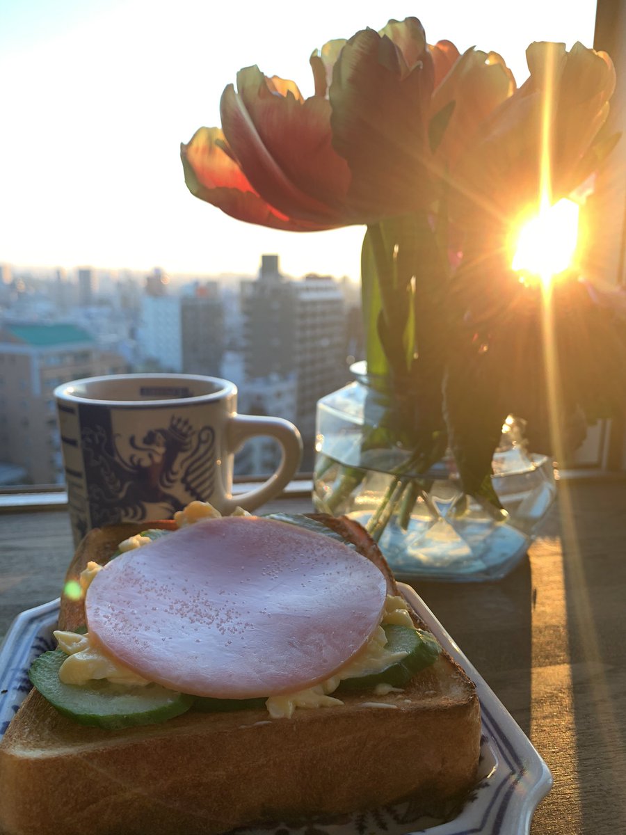 yumicappa's tweet photo. 我が家のバーカウンターは東向きなので朝ごはん向けでもあるよ。窓全開で。 https://t.co/L5wcQFqvh0