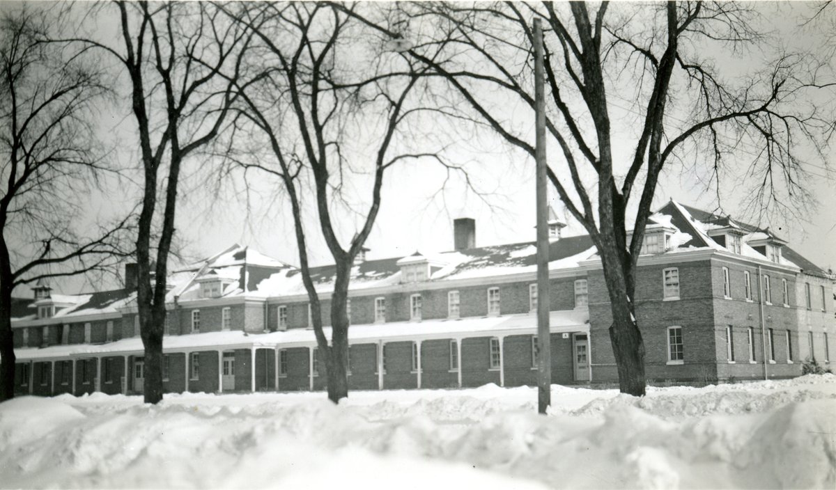 OldGuardHistory's tweet photo. ⭐ 80 Yrs Today - 13 Jan 1941, members of 3d BN, 3d Inf Reg departed Ft Snelling en route to Newfoundland. Among first to deploy outside of US in prep for WWII

Photos of Ft Snelling barracks where Old Guard soldiers lived, spent previous 20 yrs

https://t.co/FHtmOMr2u1 https://t.co/wkE4IEzOSY
