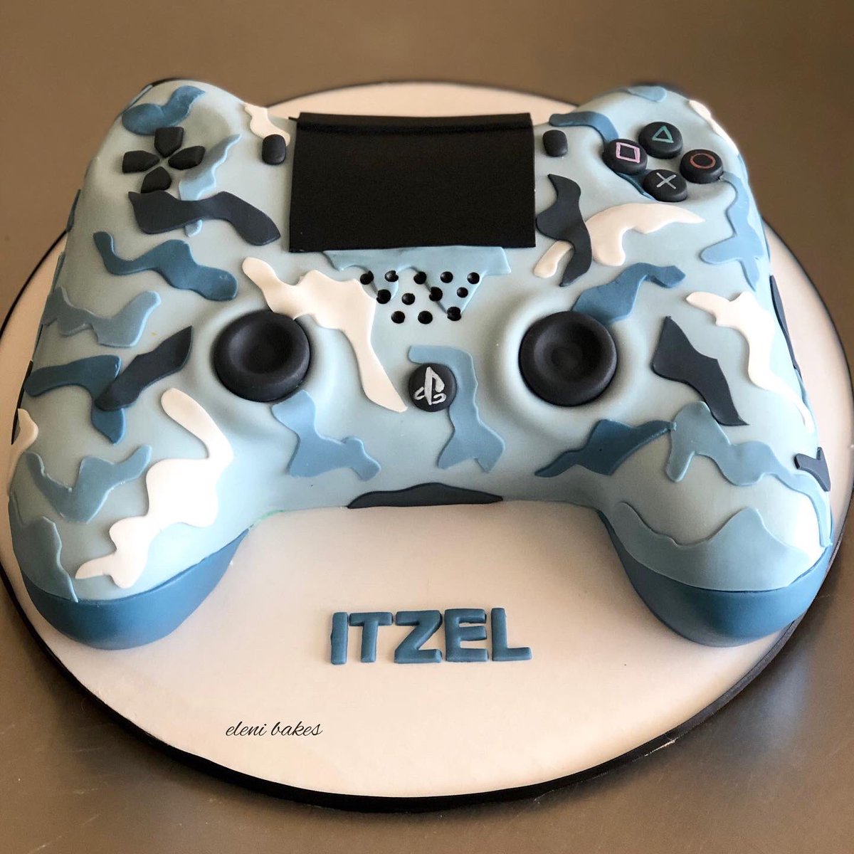 elenibakes's tweet photo. These 3D cakes are my absolute favorite to create. Yes, very time consuming and detailed work go into these cakes but the end result is always worth it 💙 Blue camo @PlayStation controller CAKE! #elenibakes #ps5 #PlayStation5 https://t.co/cNiEgDfjAW