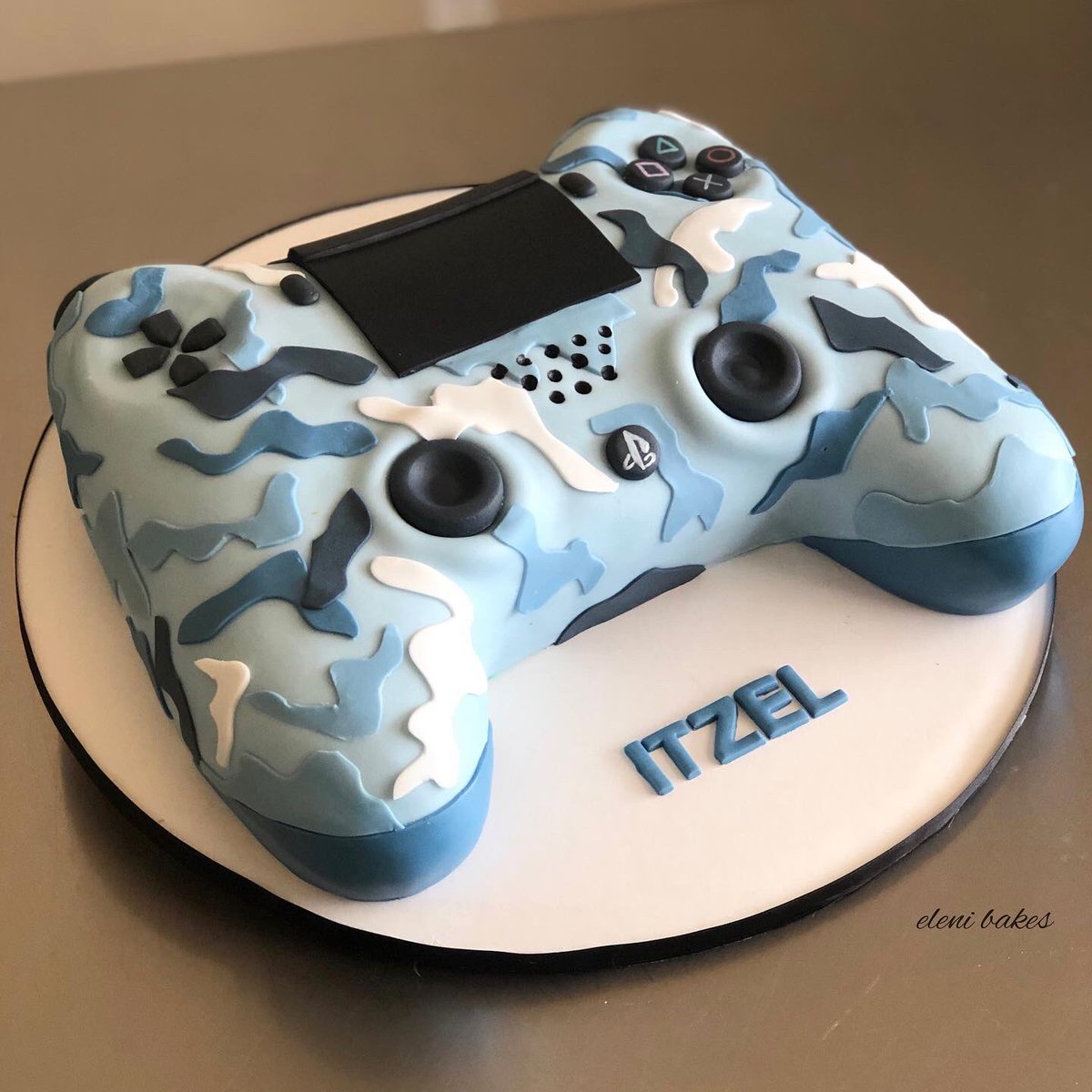elenibakes's tweet photo. These 3D cakes are my absolute favorite to create. Yes, very time consuming and detailed work go into these cakes but the end result is always worth it 💙 Blue camo @PlayStation controller CAKE! #elenibakes #ps5 #PlayStation5 https://t.co/cNiEgDfjAW