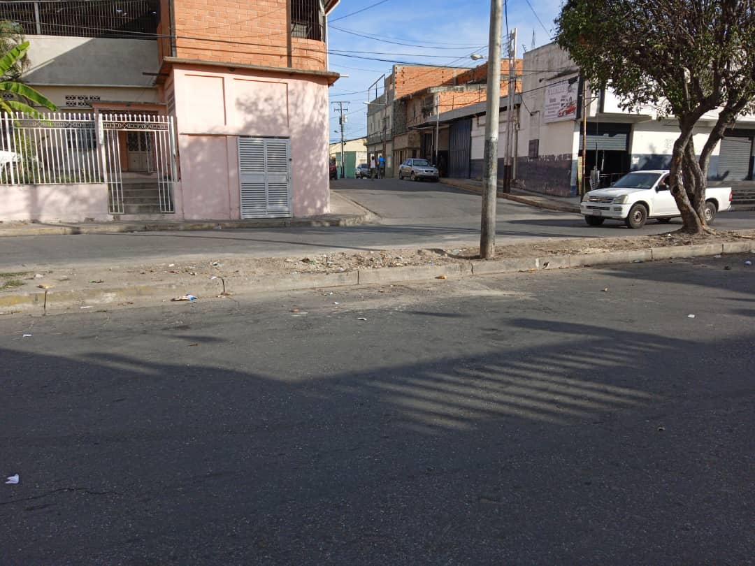 Hoy #12Ene Seguimos trabajando por #LaCiudadQueQueremos con recolección de desechos sólidos  en las distintas calles de nuestro municipio, en esta oportunidad en la Av Fuerzas Aéreas.

#Aragua