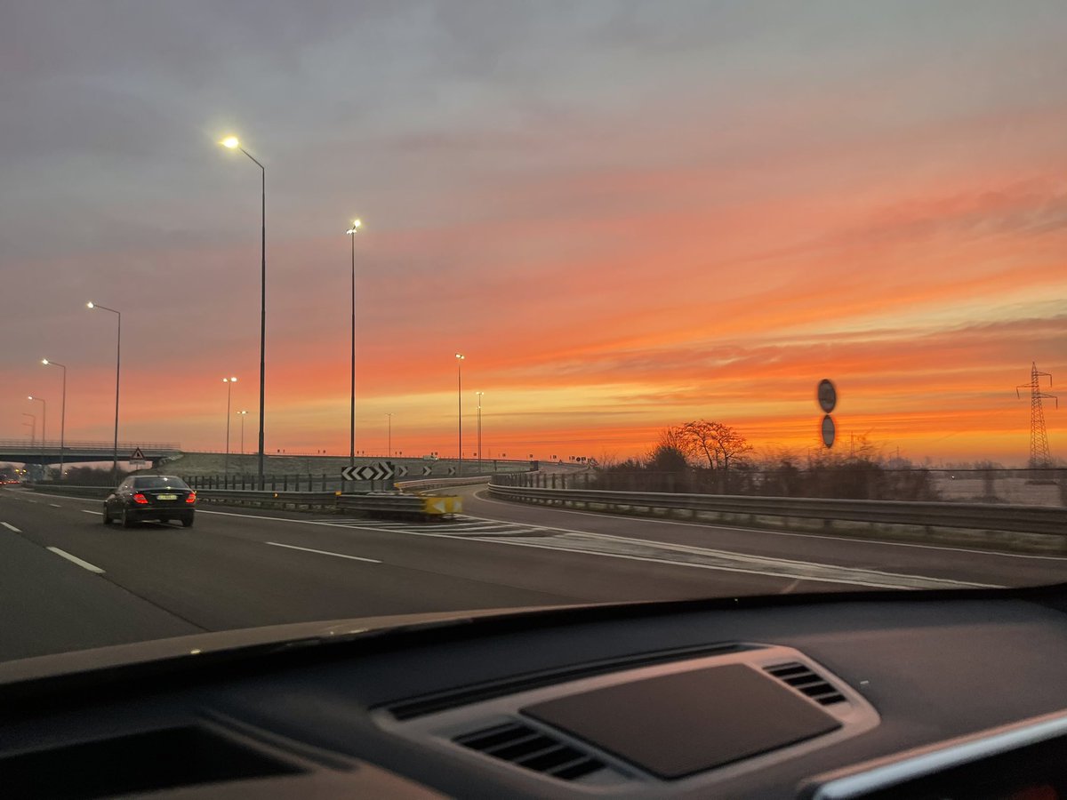 MirkoDelGiudice's tweet image. Giorni bellissimi all’alba #Milano #skydesign #newdown