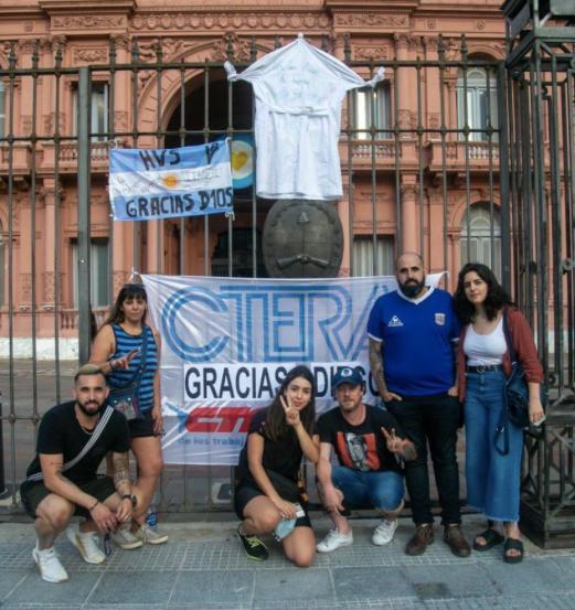 LuchoBugallo's tweet photo. Los hijos de @EduardoLopezUTE: 
 
- Guadalupe la mayor, parada a la derecha, 28 años, maestra del Mariano Acosta. 

- Lourdes la menor, en el medio, estudiante de fotografía. 

- Emanuel, el yerno, parado con camiseta de argentina, docente de CABA y con curro en @utectera. https://t.co/AZE0acHKMX
