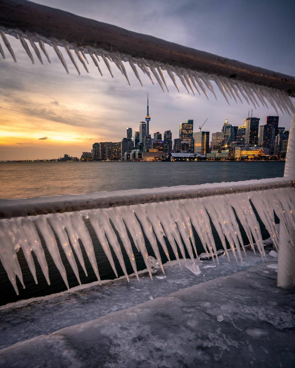 ProLabCanada's tweet photo. This icy framing of #Toronto is on fire!🔥Great shot by photog Richard Nichol 📷: rich.nixx/IG

Start your year off fresh with a new calendar featuring all your best #skyline &amp; #cityscape images. Check out our selection here: https://t.co/JTz0LXRlmr #exploreontario #ProLabCanada https://t.co/mirmngGMb1