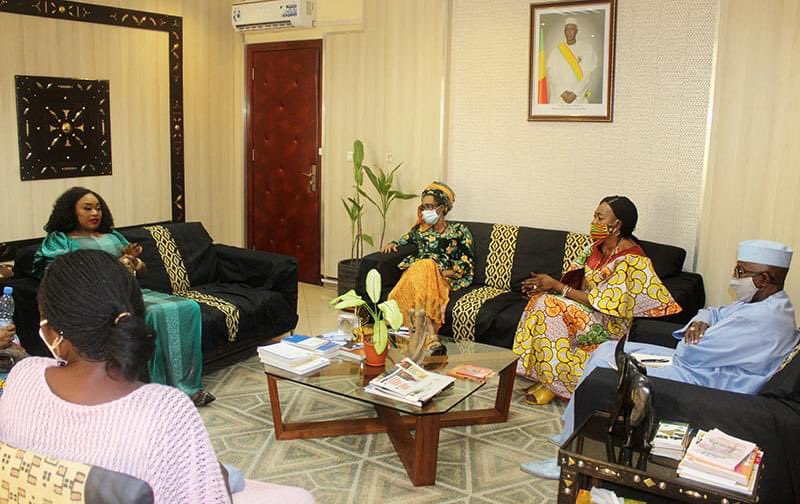 C’est un honneur pour moi d’avoir été reçu par <a href="/konare_kadiatou/">Kadiatou Konaré</a> Ministre de la Culture, de l’Artisanat et du Tourisme pour lui présenter mes derniers trophées. Un grand merci à elle et son équipe pour cet accueil chaleureux.

🇲🇱✨