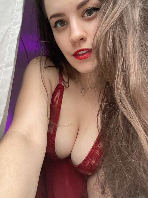 like this if u want to nestle your nose inside my cleavage https://t.co/2DUrDakMPr