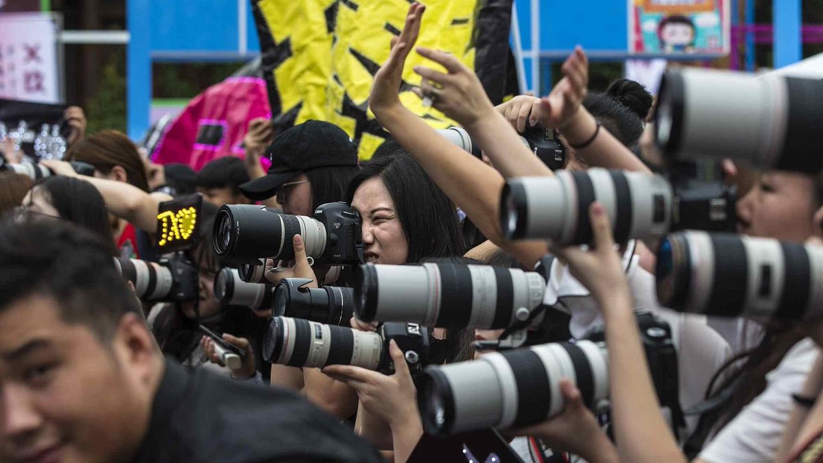 "He always smiles at the camera so I don't think that fansite is bad."At most daytime events, the best they'll be able to see is a wall of cameras. During performances, when the house lights are down and the stage lights are on, they'll see even less(Pics aren't 875 specific)