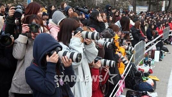 "He always smiles at the camera so I don't think that fansite is bad."At most daytime events, the best they'll be able to see is a wall of cameras. During performances, when the house lights are down and the stage lights are on, they'll see even less(Pics aren't 875 specific)