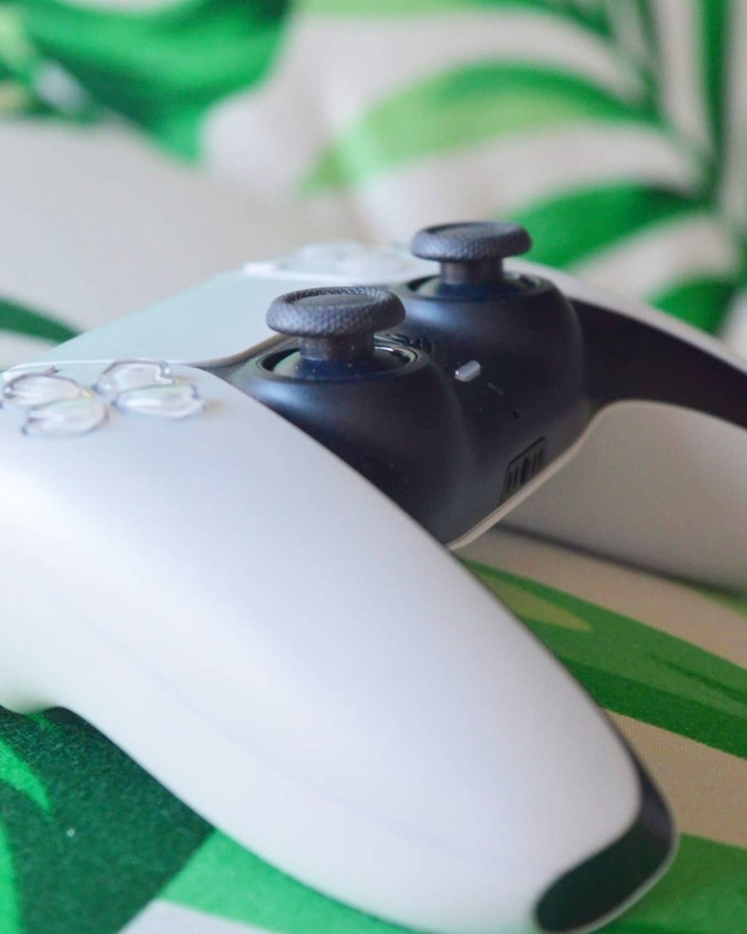GAMELX's tweet photo. Nos encanta el #DualSense, nos parece un avance muy importante en los videojuegos.
¿Con qué juego lo estáis disfrutando más?
.
#videojuegos #videogames #instagamer #instagamerspain #gamergram #gamersofinstagram #gamestagram #collection #collector #colecc… https://t.co/X2obip2t35 https://t.co/gRWiTLlMHy
