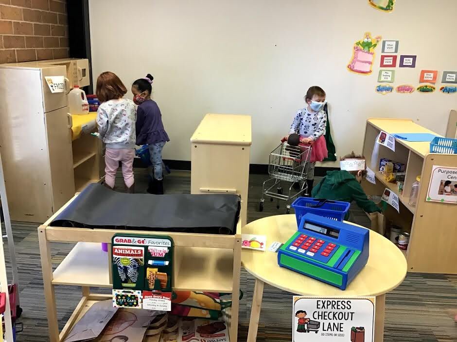 SeabergTeacher's tweet photo. Today was the first day of the grocery store. Students investigated and explored through play and discovered new learning through “reading” pictures of a grocery store with a Buddy. @jeffco_p3 @DutchDolphins https://t.co/MXwsaLdV27