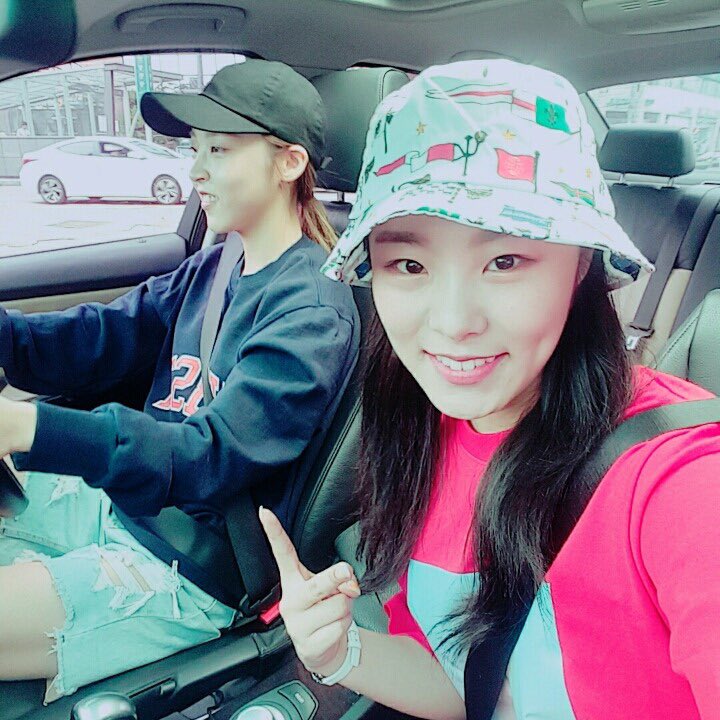 V4LKRY_twt's tweet photo. Adivinen quienes están listas para cantar a todo pulmón #PRESSITMAMO? Sí, Evie y Saeko salieron como flash hacia el #MAMO1STCB para llegar tempranito al gran regreso de este precioso muchacho. Ambas están muy emocionadas por estar aquí y ver al talentoso de Mamo en el escenario. https://t.co/hMiO6OaqTs