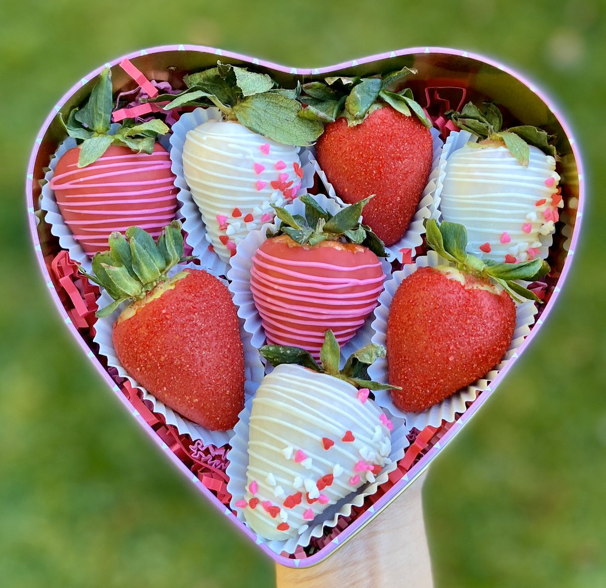 kimmichix's tweet photo. Valentine’s Day is coming up! Get your loved ones some chocolate sweets to show them how much you love and appreciate them 💓 https://t.co/ERMFDPyeJ8