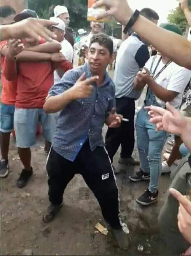 Tecla2_'s tweet photo. Le pedís fuego a tu amigo / Te pasa el tuyo https://t.co/13LQohVBMQ