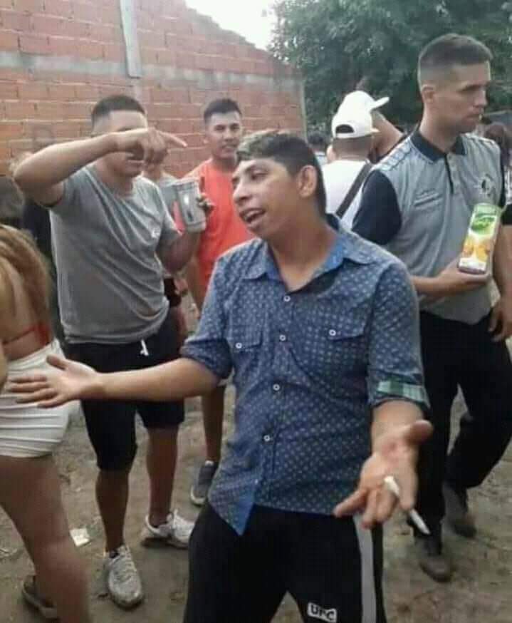 Le pedís fuego a tu amigo / Te pasa el tuyo