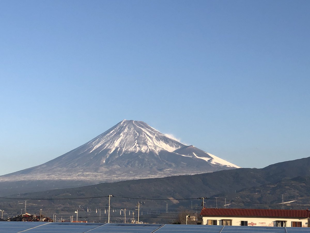 茶ら男 おはようございます 富士山雪降ったけど 少ないと思った でも雪が無い富士山よりやっぱり雪がある富士山 はいいなぁ と思います 隣の愛鷹山にも雪が降りました
