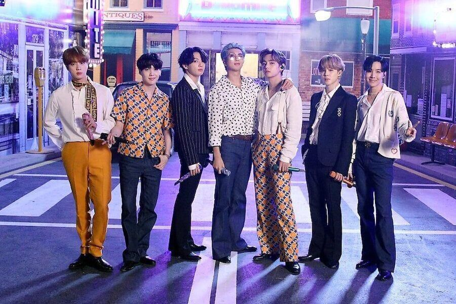 SoompiSpanish's tweet photo. “Dynamite” de #BTS reclama el número 1 en la lista Global 200 de Billboard, continúa éxito con su vigésima semana en Hot 100
https://t.co/63IlNNmffc https://t.co/1nkWmO3pfl