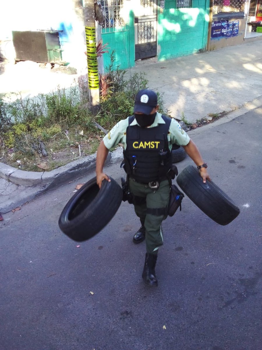 tcsnoticias's tweet photo. #Nacionales | Agentes del @CAMdeSantaTecla realizaron este día un operativo en Pinares de Suiza  retirando los obstáculos en las calles y liberando los parqueos . https://t.co/Ml6q4iyWxm
