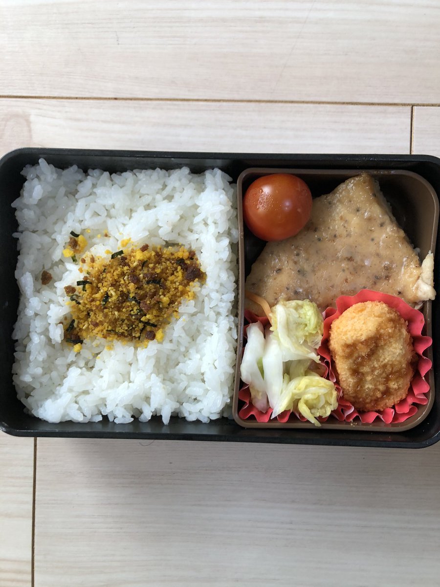 三遊亭伊織 على تويتر おはようございます 本日のお弁当はめかじきのソテー 白菜の漬物 クリームコロッケです めかじき は一口ごとに旨味が出てくるすげーやつです 尊敬します 呼び捨てなんて間違っていました 改めまして ソテーにされた めかじき兄さんです