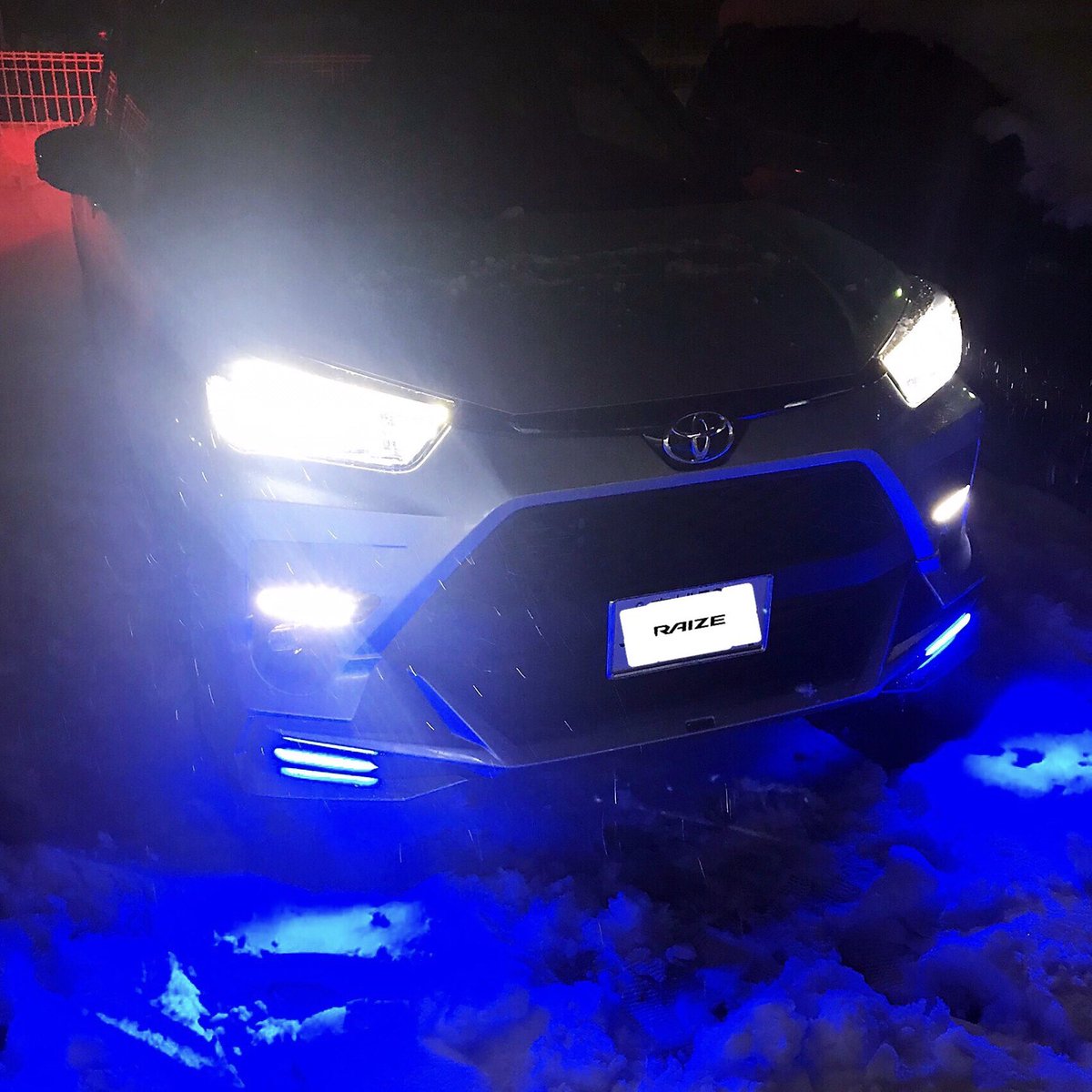Advanceblast_10's tweet photo. TOYOTAライズ(advance blastカスタム)夜間走行開始の点灯式してみました🚙ポイントはフロントスポイラーに映えるブルーのLEDですが、イメージ通り満足の仕上がり😇
ライズ購入検討者さま参考までにお願い致します🙏

#TOYOTA
#RAIZE
#トヨタ
#ライズ
#アドバンスブラスト
#車好きな人と繋がりたい https://t.co/OCylDndR02