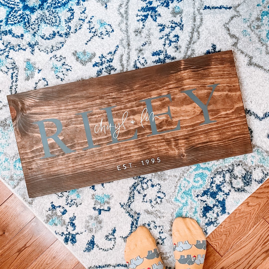 bloomingtree_'s tweet photo. Sharing some custom orders from my holiday season! 🎁 Family name signs are one of my most requested items. https://t.co/xTnSkvh6YA