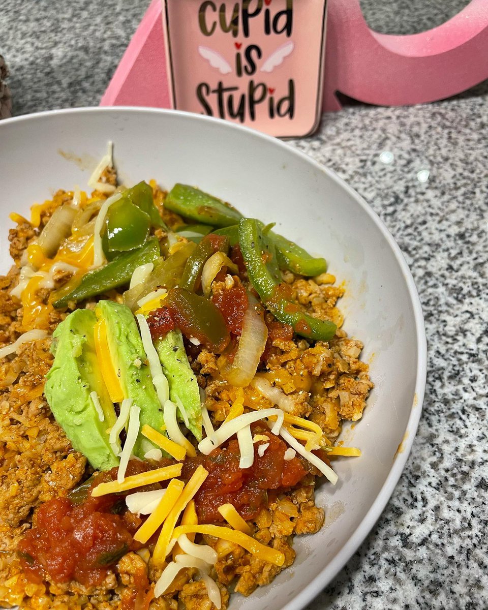 Jodicab22's tweet photo. Tonight’s bored kitchen moment was a ground turkey and cauliflower rice fajita bowl. 👍🏻👍🏻
#TacoTuesday #ThinkOutsideOfTheShell #SometimesIDontEatCrap #FuneralForMyFat #CovidPoundsGoAway

📸 https://t.co/2kQS8piMnn via https://t.co/5ttQiDWlXB https://t.co/Tbx533qhEU