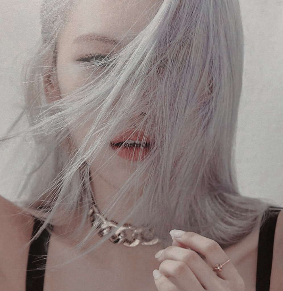 roseannepics's tweet photo. she's so ethereal https://t.co/NquC27GRbN