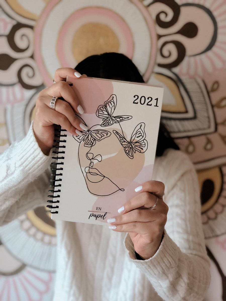 Amigossss, acabo de empezar un negocio en insta de agendas personalizadas😌🤍 Están muy bonitas y las hice con mucho amorrrr. Les dejo la página aquí abajito por si quieren seguirla⭐️