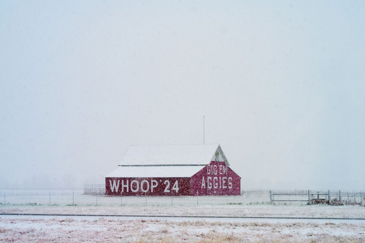 TAMU's tweet photo. The famous Aggie Barn in Reagan, Texas, covered in snow on Jan. 10. Whoop! ❄️ 

📸  by Bryce Reed, lead music accompanist for @SingingCadets https://t.co/evJWPK8uDy