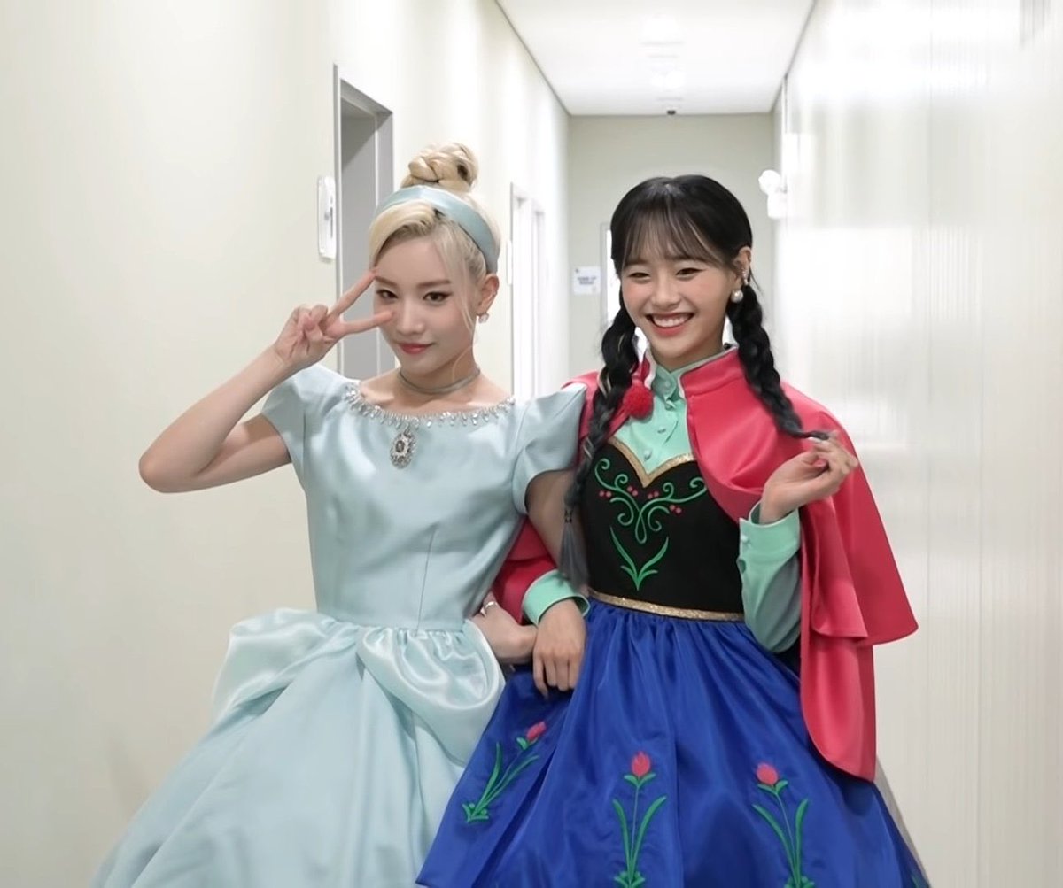 cutest besties around!! w/ <a href="/tiny__lip/">ִֶָ</a> 
#kimlip #chuu #츄 #loonatheworld #LOONA #이달의소녀