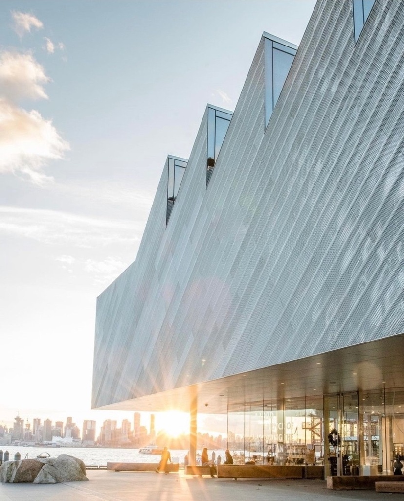 shipyardsdist's tweet image. Blue skies ahead. ⁠✨⁠
⁠
📷 : @polygongallery @ashkaleigh⁠

#ShipyardsDistrict #LowerLonsdale #northvancouver