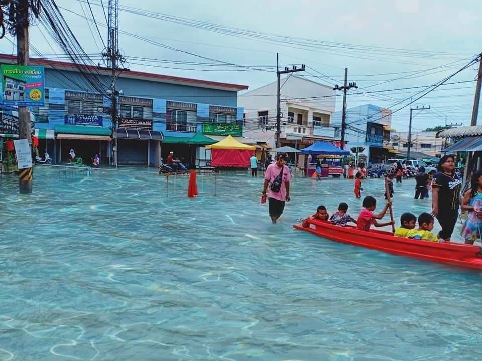 StillBreath90's tweet photo. Lain macam rupa "banjir" di thailand. https://t.co/iHAg8nNr2v