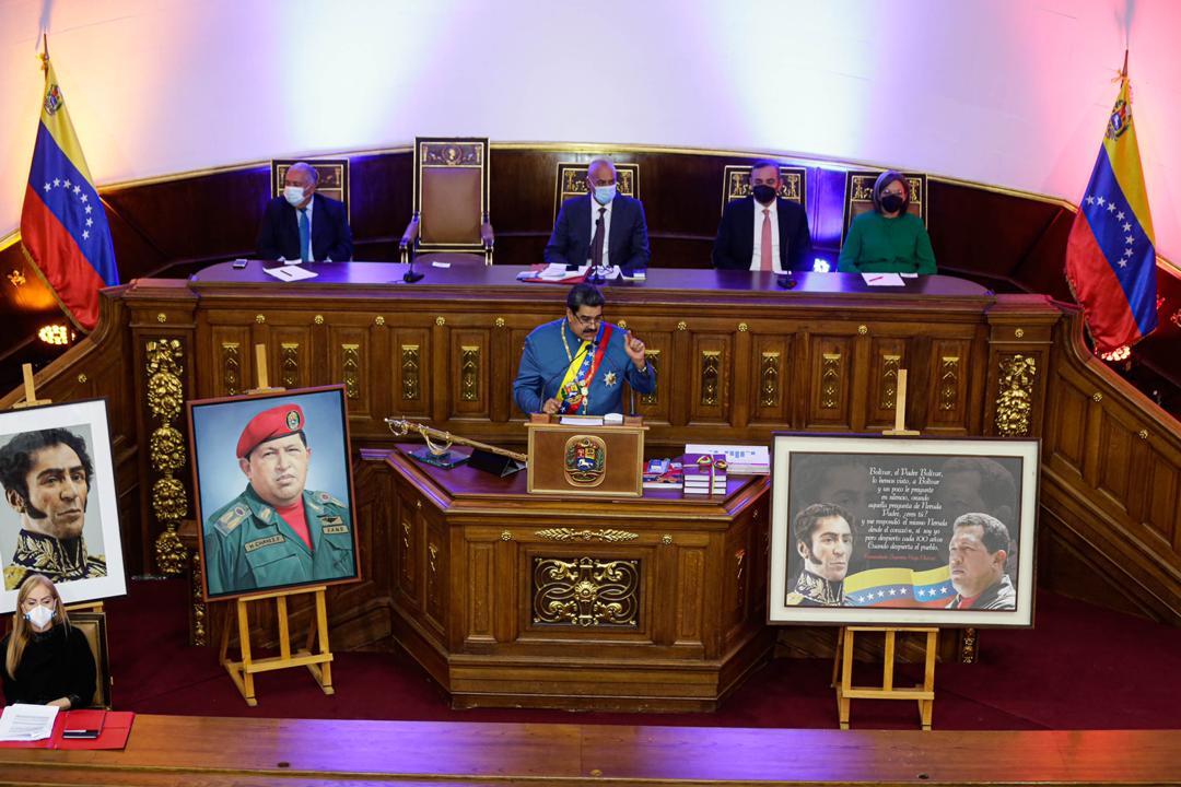 jovanyquintero's tweet photo. Parafraseando a mi Capitán @dcabellor 
Seré breve:

Mensaje Anual de @NicolasMaduro:
¡...IMPECABLE...!

👏🏽👏🏽👏🏽👏🏽👏🏽👏🏽👏🏽👏🏽
#DiosBendigaVenezuela ✌🏽🇻🇪

@CancilleriaVE @PartidoPSUV @VTVcanal8 @ConCiliaFlores @ConElMazoDando @TCircuito4 @HectoRodriguez @RodolfoSanzPSUV @jorgerpsuv https://t.co/8aCUBso89K