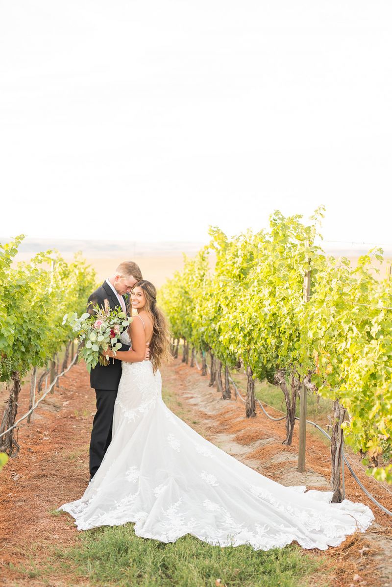 A sweet Summer winery wedding from #KaliPhotography.  applebrides.com/real-weddings/…