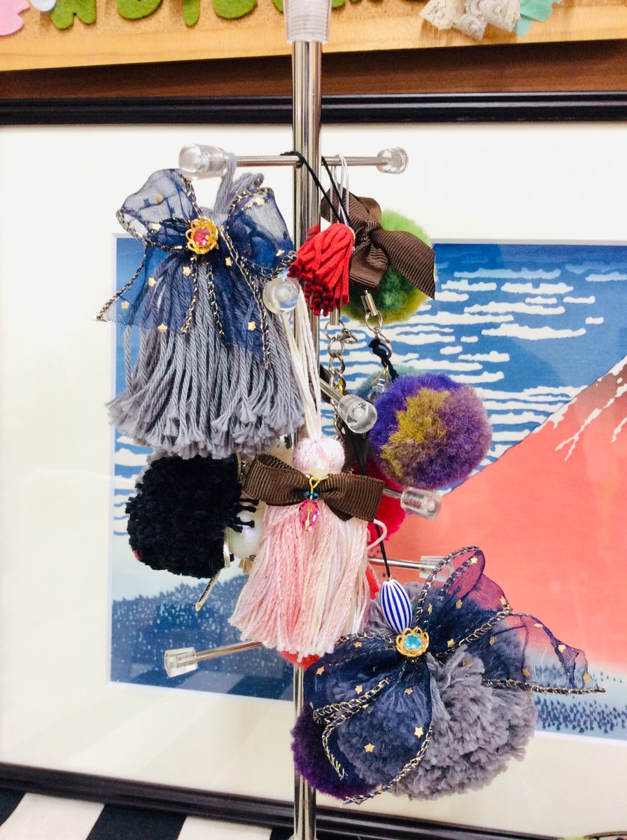 sakura_comzh's tweet photo. SAKURAの手作りストラップです！
帯に掛けるとか、着物に合わせても可愛いですよ☺️
※営業時間は平日の9：00～18：00（土日祝休み）
※レンタル自粛中のため、販売のみ営業しています。
※休日に来店したい場合は要相談。希望日の一週間前に連絡してください。 https://t.co/vlQIChXfrH
