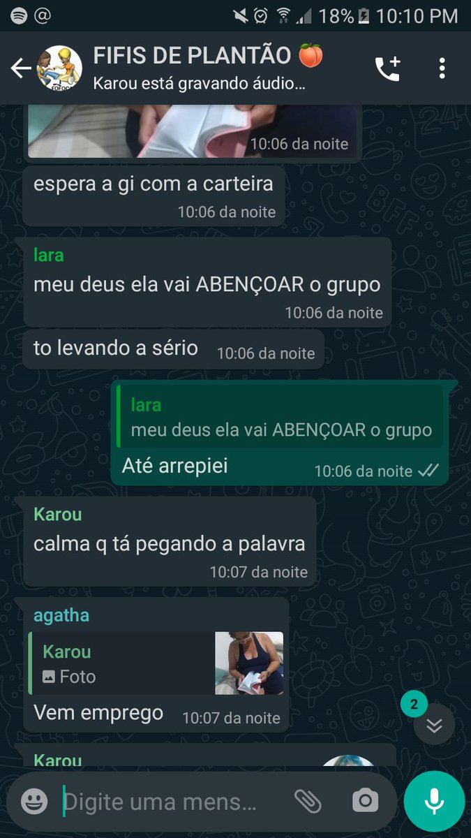 forkswann's tweet photo. pra quem não sabe o ao vivo do @surubaodeforks é assim tia marcinha rezando pras surubentas tudo https://t.co/G9G9X6NLfc