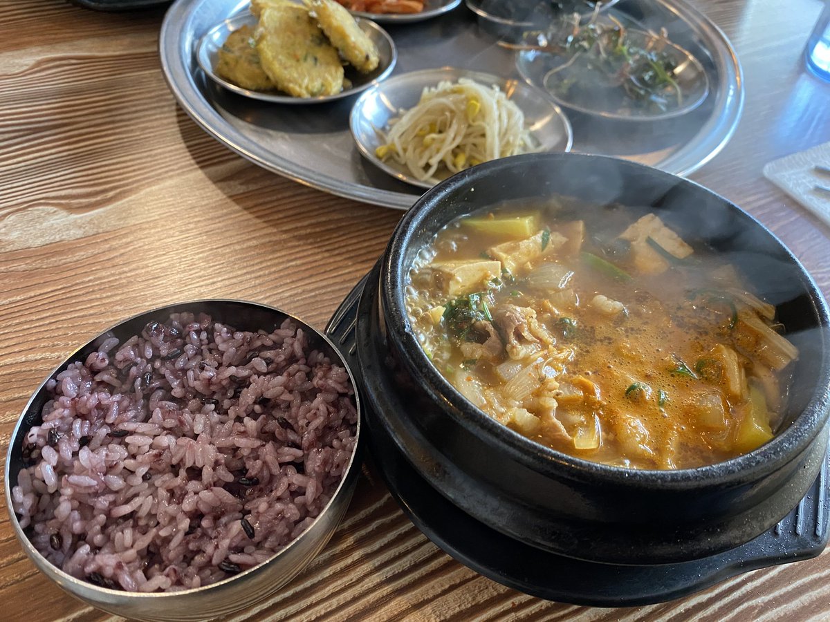 Suwon_seryu2's tweet photo. 한파가 조금은 누그러져서 포근한 날씨입니다~🙂 오늘 점심은 #작은식당 의 차돌된장찌개로~~👍🏻 뜨끈한 국물로 속까지 든든해지니 행복감이 2배!!💙 #세류이동 맛집인정 https://t.co/R5N9cIphew
