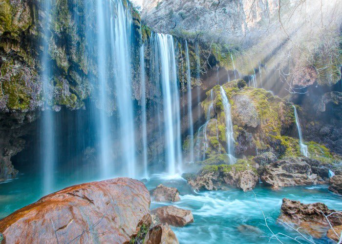 12/ ...or this...(Source:  https://www.loveexploring.com/galleries/amp/76836/these-are-the-worlds-most-beautiful-waterfalls)