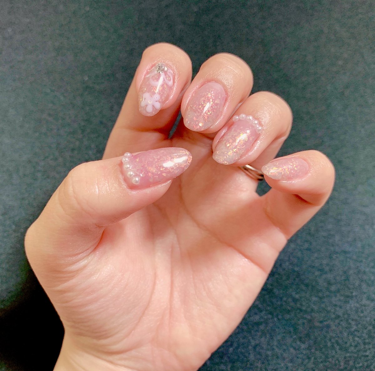 Miho ネイリストになりたい芸大生 成人式ネイルデザイン テーマ シンプルで綺麗な可愛い系 お花は手書きで 肌なじみ最高なカラー選んで正解 何かと初パール 本当に可愛くてパール大好きになりました 成人式 成人式ネイル ネイル