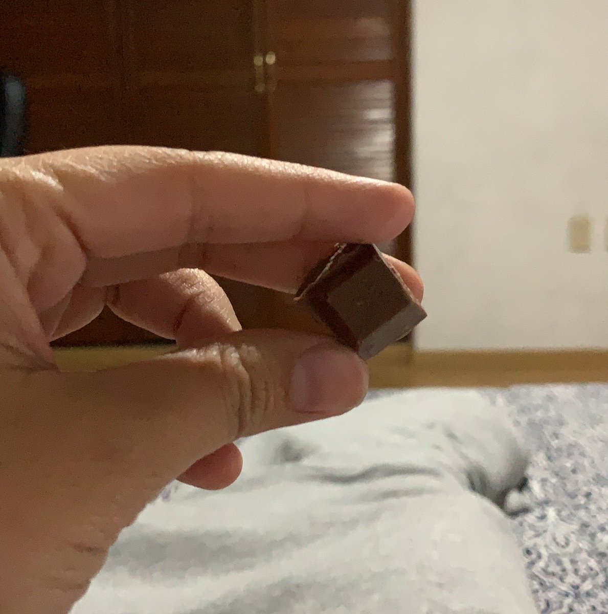 AndreaFerroS's tweet photo. Me da ladilla ser este tipo de venezolana, pero acabo de agarrar un cuadrito de un #Savoy que tenía por iba, e inevitablemente pensé: “coño, es que de pana no hay chocolate como el nuestro” 😂 https://t.co/AKIudp5Qoz