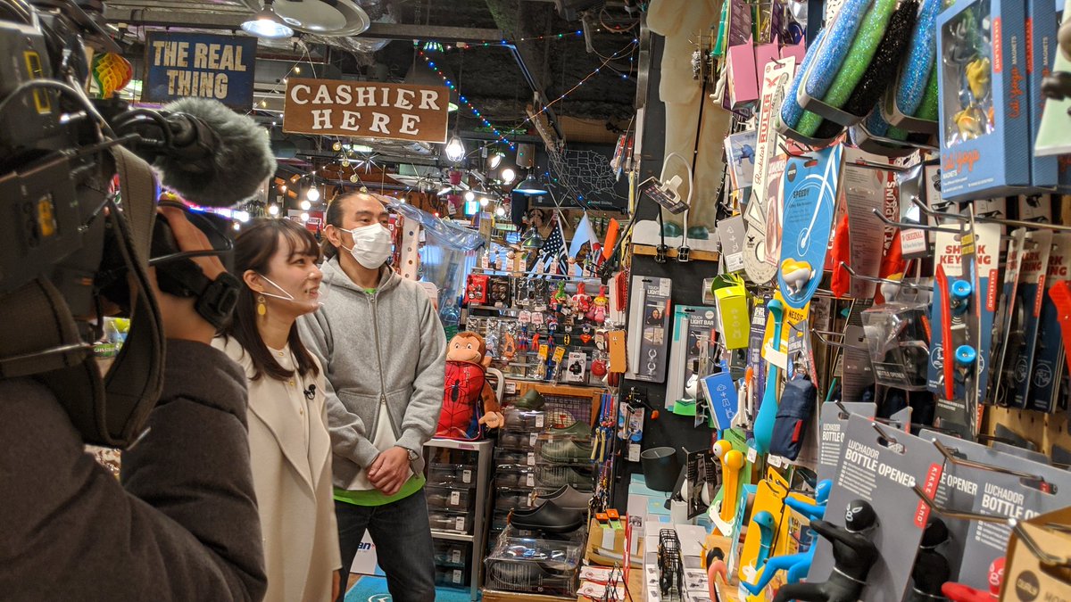 ウエカチに行こう 今日もウエカチは晴天 本日最初の店舗さんは ガラクタ貿易 さんです 可愛いアメリカの雑貨に囲まれて フルート奏者の河合雪子さんも大はしゃぎ ウエカチに行こう 上野 御徒町 Goto商店街 ガラクタ貿易 雑貨屋 河合雪子