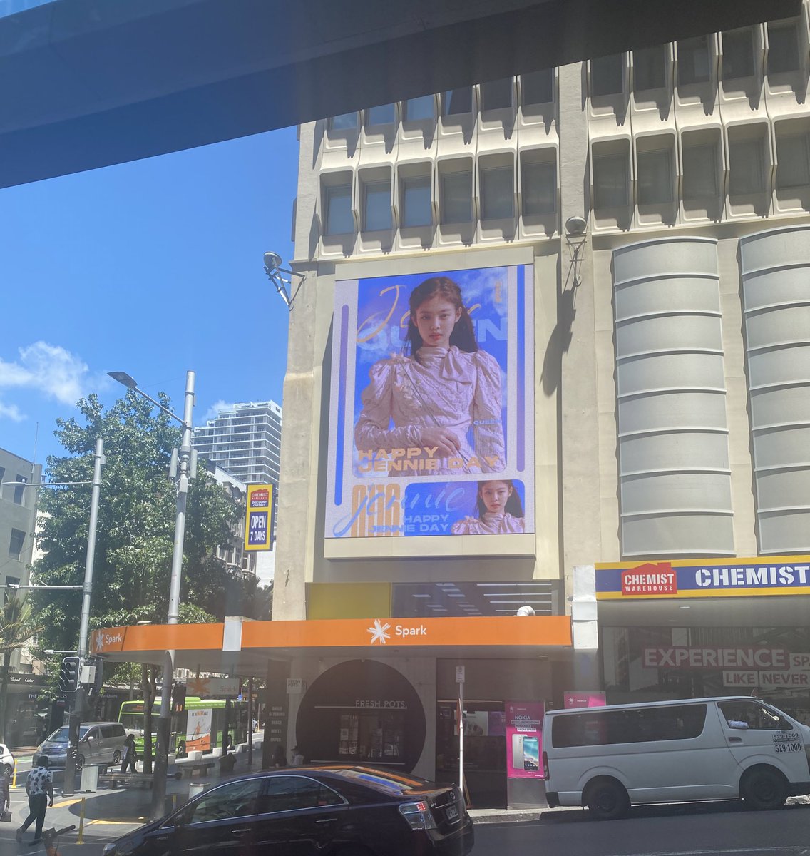 videsihannah's tweet photo. @JENNIEBAR_CN so cool, just saw it in person!! below there’s a sign that makes you look up but instead of the architecture, Jennie ends up catching the attention ㅋㅋㅋ https://t.co/MNOH6tZ0cA