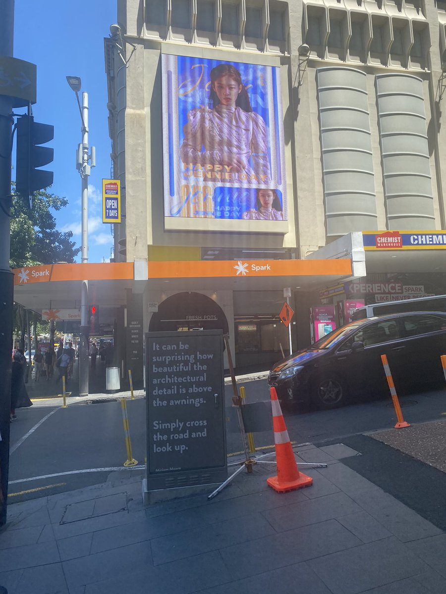 videsihannah's tweet photo. @JENNIEBAR_CN so cool, just saw it in person!! below there’s a sign that makes you look up but instead of the architecture, Jennie ends up catching the attention ㅋㅋㅋ https://t.co/MNOH6tZ0cA