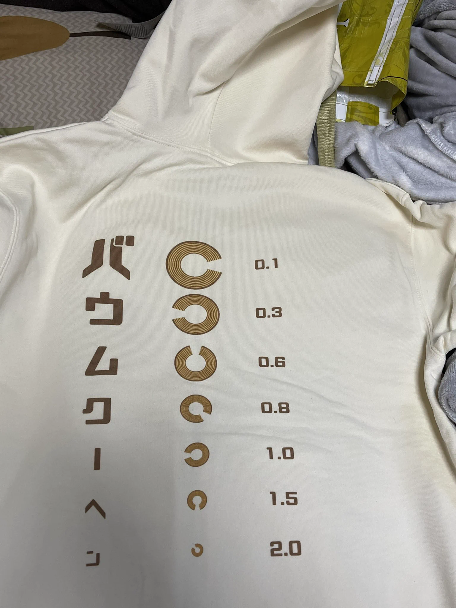 思わずじっと見つめちゃう？視力検査ができるパーカーwww