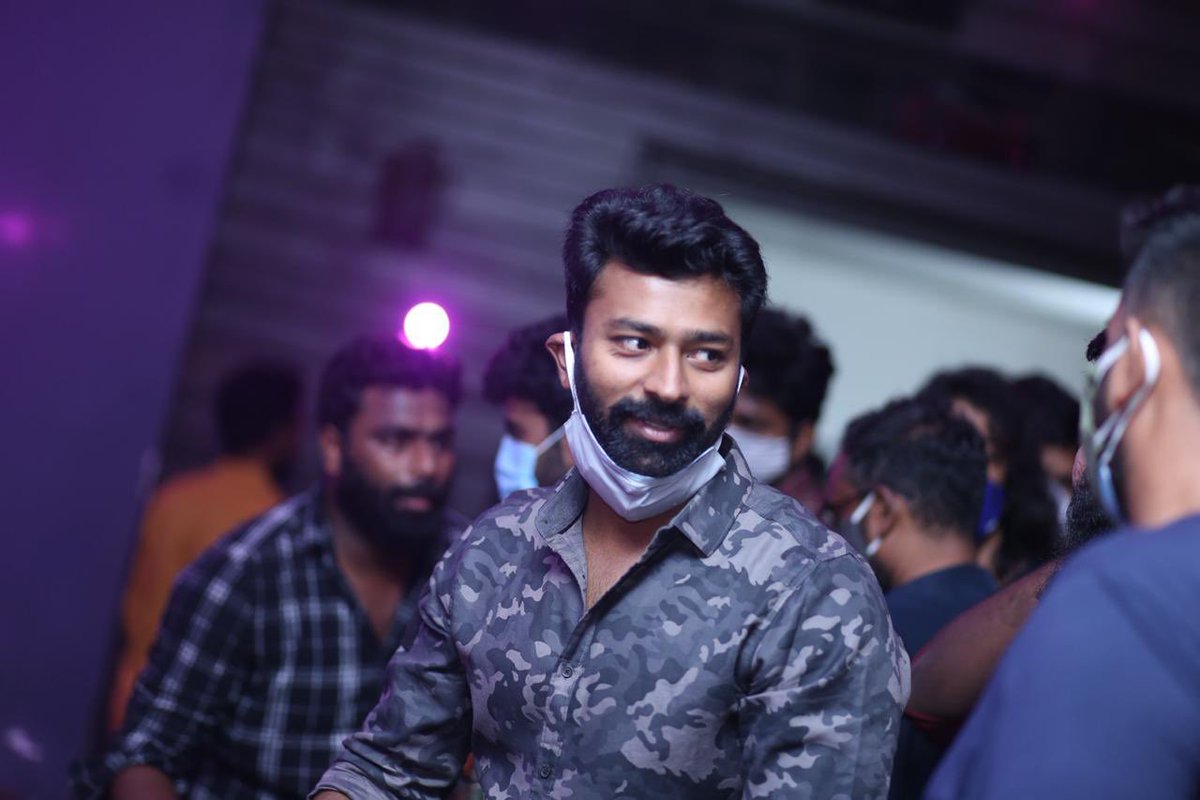 RohiniSilverScr's tweet photo. Team #Master celebrating #Thalapathy and #Master with fans at #FansFortRohini 

@Dir_Lokesh @imKBRshanthnu @iam_arjundas @MalavikaM_ @anirudhofficial @Jagadishbliss 

#MasterAtRohini https://t.co/4zVCjihA8Z